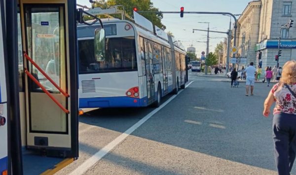 Atenție, circulația troleibuzelor pe bulevardul Renașterii Naționale este afectată. Ce s-a întâmplat