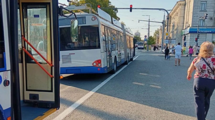 Accident pe bulevardul Ștefan cel Mare din Chișinău. Mai multe rute de troleibuz au fost redirecționate