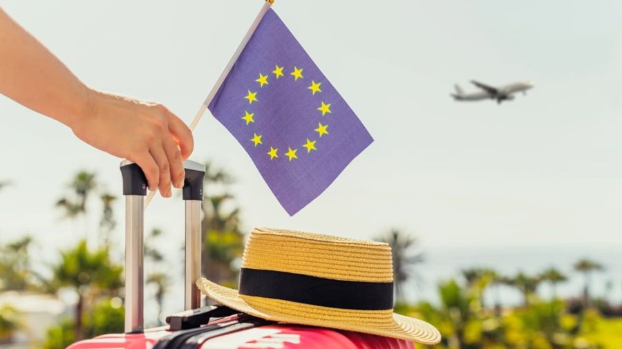 Schimbări pentru cei care călătoresc cu avionul: UE aprobă noi reguli privind întârzierile, bagajele și compensațiile