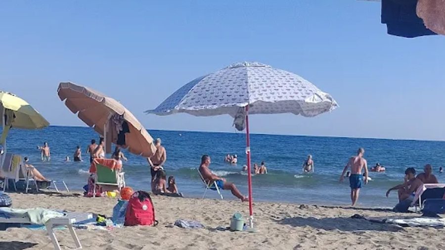 „Șmecherii umbrelelor”. Poliția a confiscat șezlonguri și umbrele de pe o plajă din Napoli