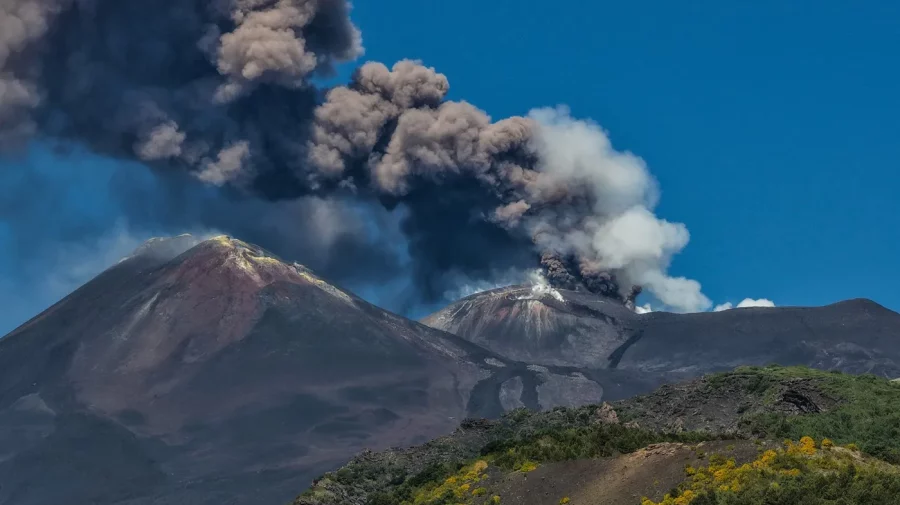 O erupție a vulcanului Etna perturbă traficul aerian în sudul Italiei. Coloana de cenușă a urcat la 1,5 km înălțime