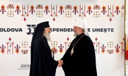 FOTO Independența i-a apropiat: Mitropolitul Basarabiei, Antonie, și Mitropolitul Moldovei, Vladimir, și-au strâns mâna
