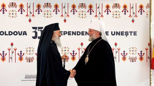 FOTO Independența i-a apropiat: Mitropolitul Basarabiei, Antonie, și Mitropolitul Moldovei, Vladimir, și-au strâns mâna