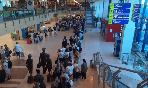 Alertă cu bombă la aeroportul din Chișinău! Pasagerii sunt evacuați