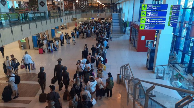 Vacanțele aglomerează aeroportul din Chișinău. Traficul depășește de 2,4 ori capacitatea proiectată