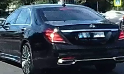 VIDEO A trecut pe roșu și a încălcat mai multe reguli în trafic: Șoferul unui Mercedes, sancționat de poliție