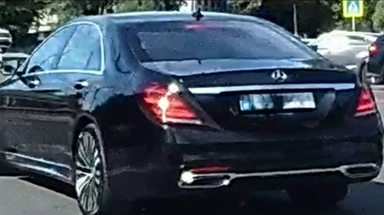 VIDEO A trecut pe roșu și a încălcat mai multe reguli în trafic: Șoferul unui Mercedes, sancționat de poliție