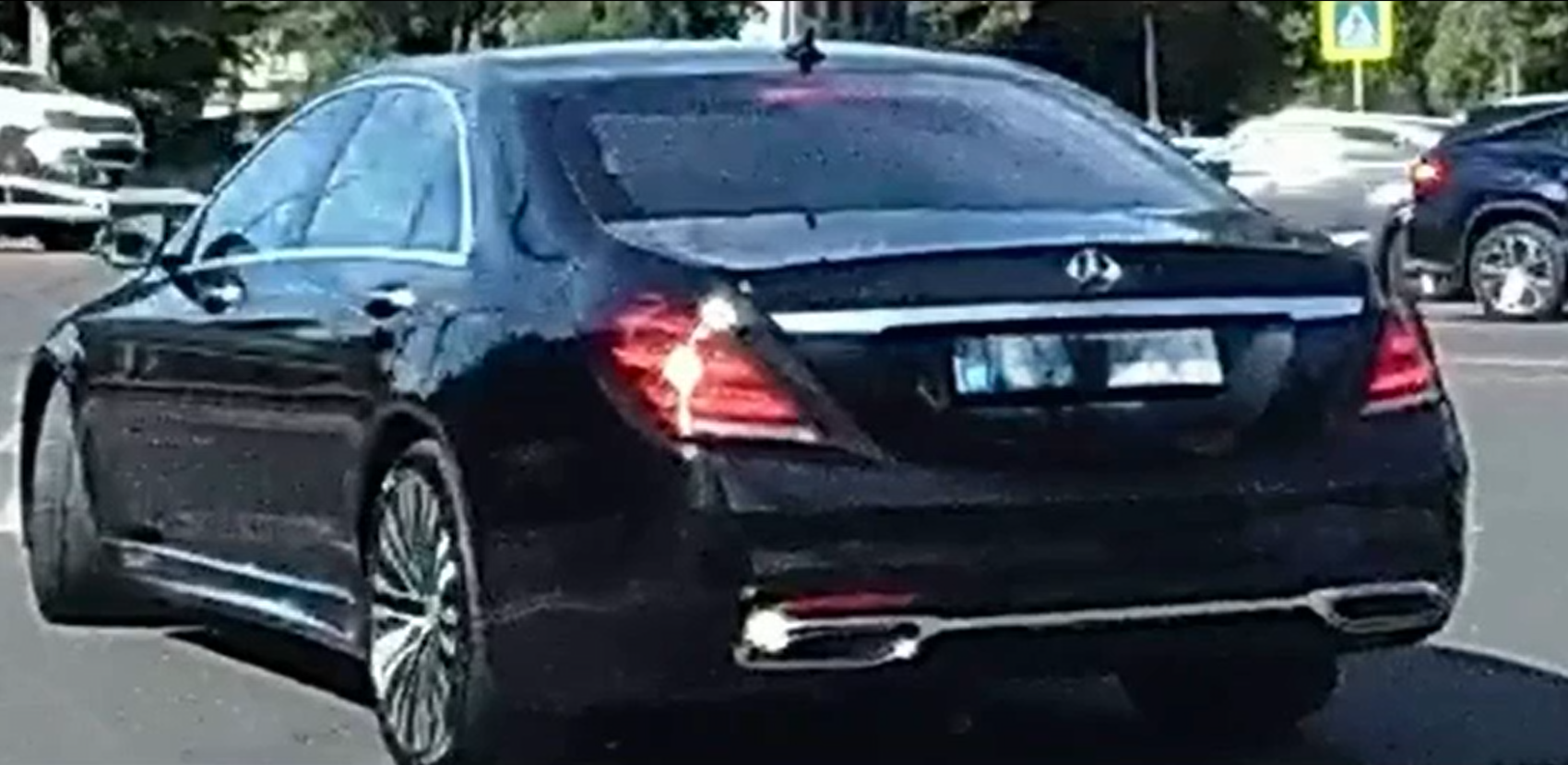VIDEO A trecut pe roșu și a încălcat mai multe reguli în trafic: Șoferul unui Mercedes, sancționat de poliție