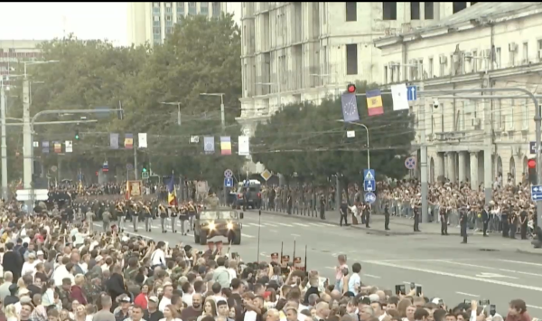 Parada Independenței s-a încheiat! VIDEO cu peste 2000 de militari și sute de unități de tehnică care au traversat PMAN