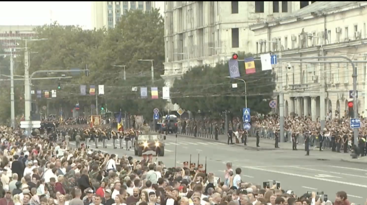 Parada Independenței s-a încheiat! VIDEO cu peste 2000 de militari și sute de unități de tehnică care au traversat PMAN