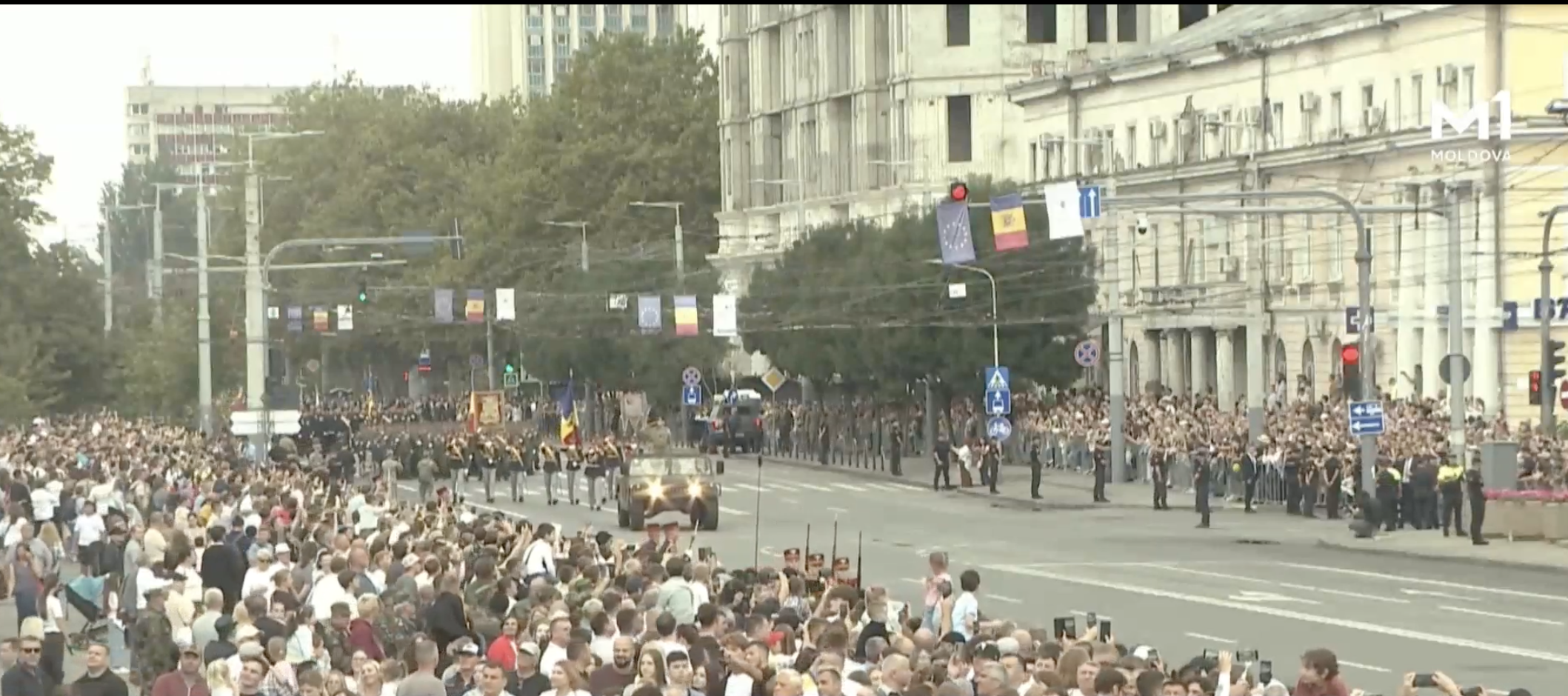 Parada Independenței s-a încheiat! VIDEO cu peste 2000 de militari și sute de unități de tehnică care au traversat PMAN
