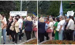 VIDEO Profesorii au ieșit la protest în fața Guvernului: „Vrem îndeplinirea angajamentelor!”