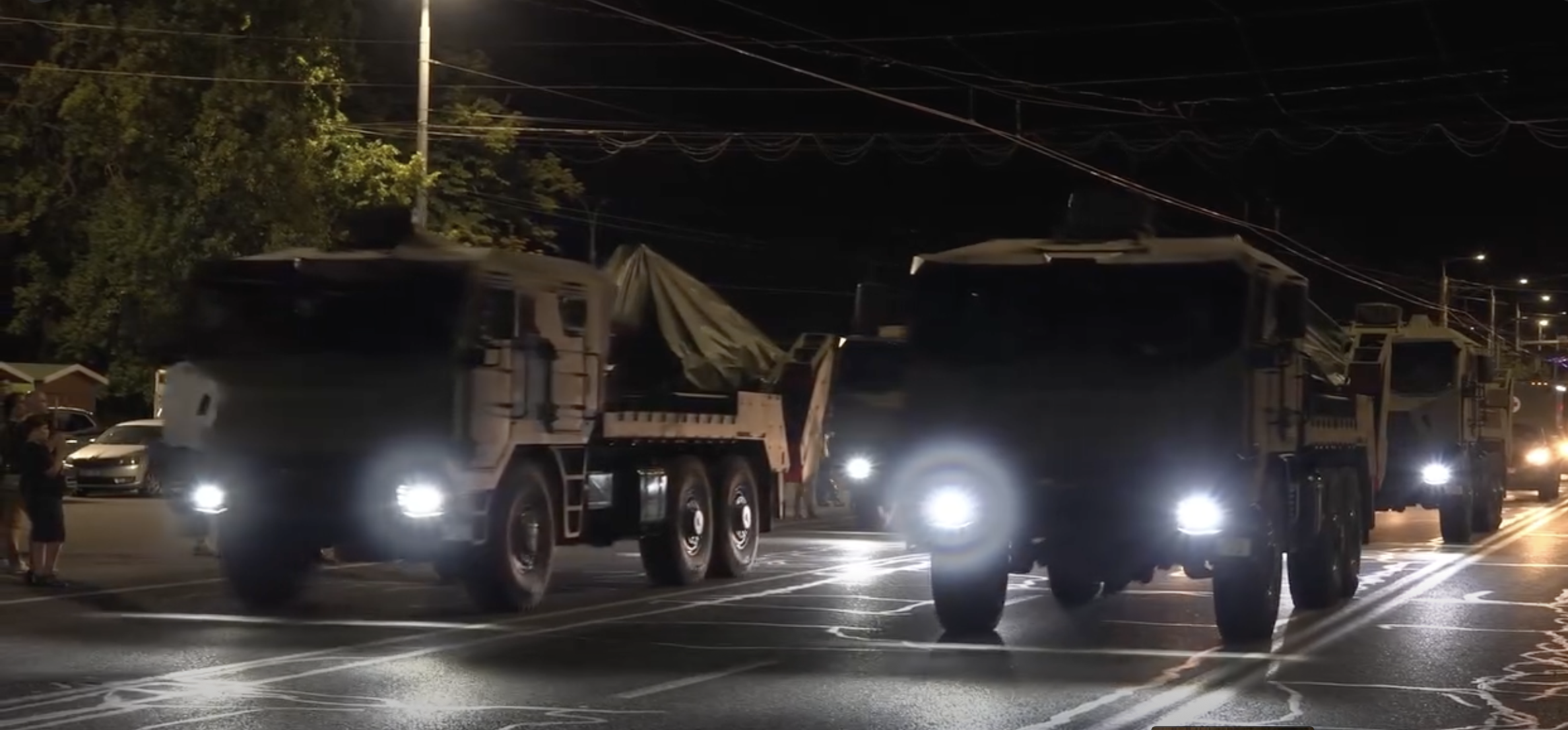 Tehnica militară și zeci de ofițeri, scoși aseară în PMAN. VIDEO de la repetiția înainte de parada Independenței