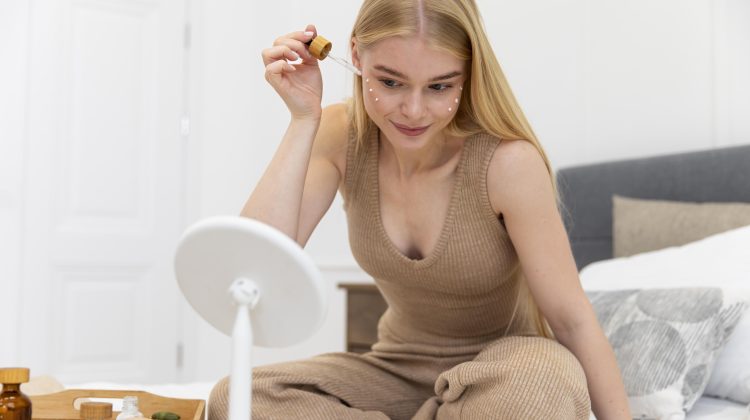 De ce peptidele sunt un aliat potrivit pentru rutina anti-aging după expunerea la soare