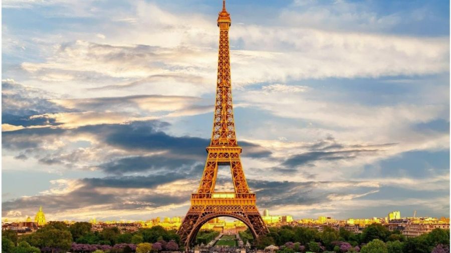 Turnul Eiffel ar putea fi iluminat în culorile Moldovei. Ambasadoarea Lorina Bălteanu cere sprijinul oamenilor de afaceri