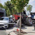 FOTO, VIDEO Accident violent în Capitală: Un tractor a lovit un automobil parcat
