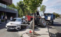 FOTO, VIDEO Accident violent în Capitală: Un tractor a lovit un automobil parcat
