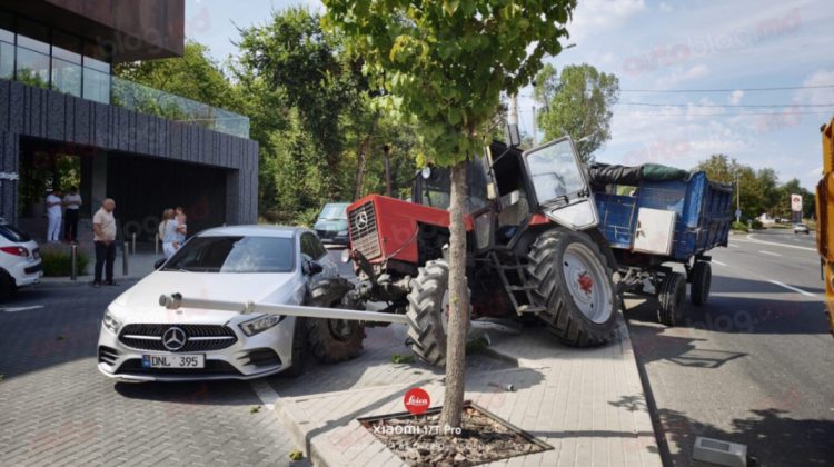 FOTO, VIDEO Accident violent în Capitală: Un tractor a lovit un automobil parcat