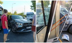Accident în Capitală: Un Mercedes și un troleibuz, grav avariate. Ce spune Poliția