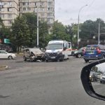 Impact violent în Chișinău: O ambulanță și un automobil s-au tamponat