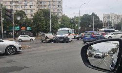 Impact violent în Chișinău: O ambulanță și un automobil s-au tamponat