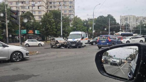 Impact violent în Chișinău: O ambulanță și un automobil s-au tamponat