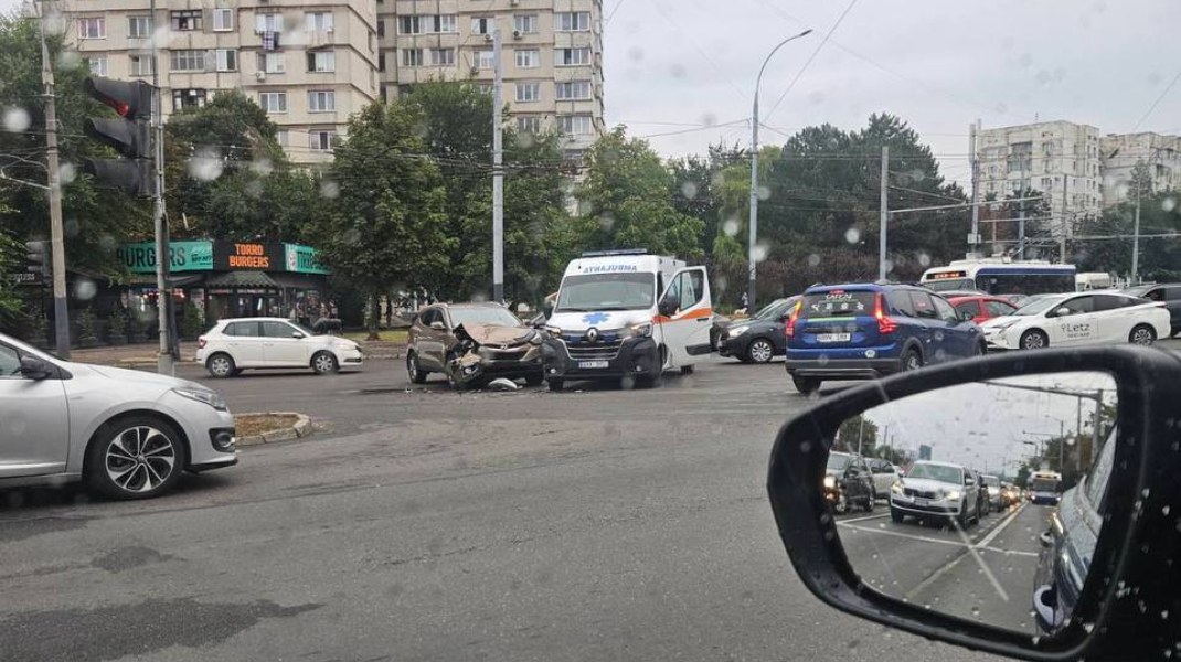 Impact violent în Chișinău: O ambulanță și un automobil s-au tamponat