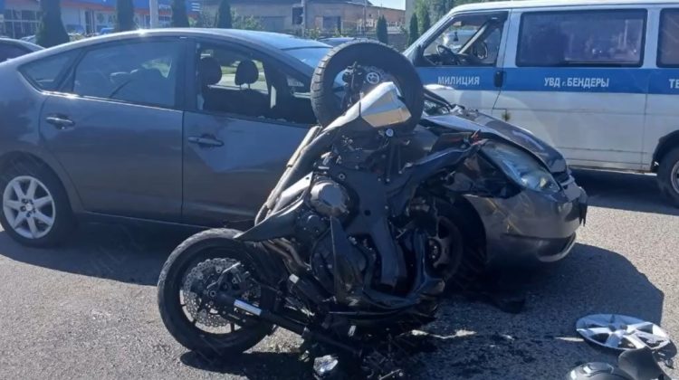 Impact violent la Bender. Un motociclist a intrat în plin într-o mașină: Imagini VIDEO de la fața locului