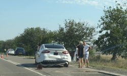 FOTO O șoferiță a pierdut controlul volanului și a lovit patru mașini. Sunt răniți, printre care un copil