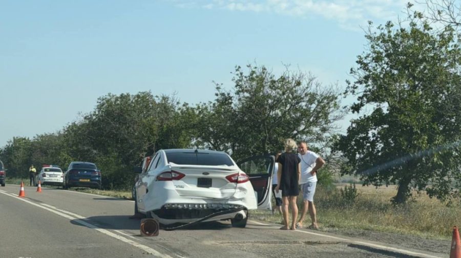FOTO O șoferiță a pierdut controlul volanului și a lovit patru mașini. Sunt răniți, printre care un copil