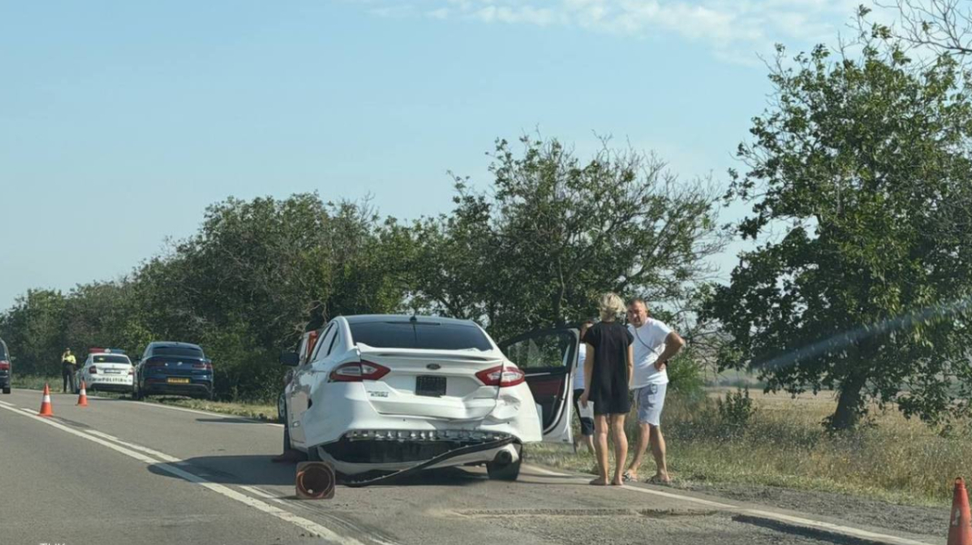 FOTO O șoferiță a pierdut controlul volanului și a lovit patru mașini. Sunt răniți, printre care un copil