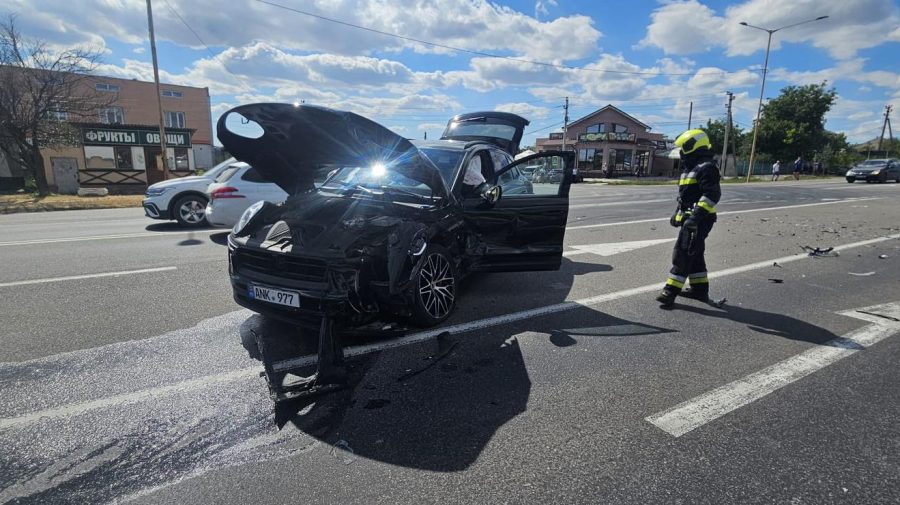 Accident la o intersecție din Bilicenii Vechi, raionul Sângerei: Un Porsche nu ar fi cedat trecerea