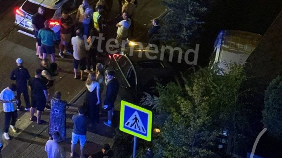Cu permisul suspendat și beat la volan: un tânăr de 22 de ani, reținut după un accident