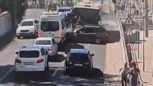 Accident grav în România: un autobuz a lovit 12 mașini. Șoferul era beat