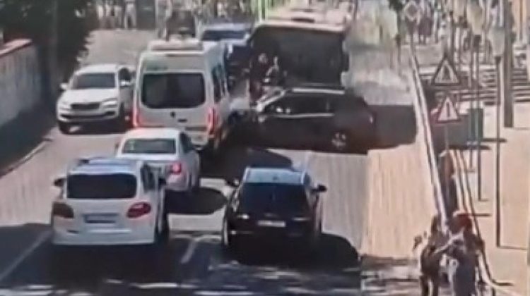 Accident grav în România: un autobuz a lovit 12 mașini. Șoferul era beat