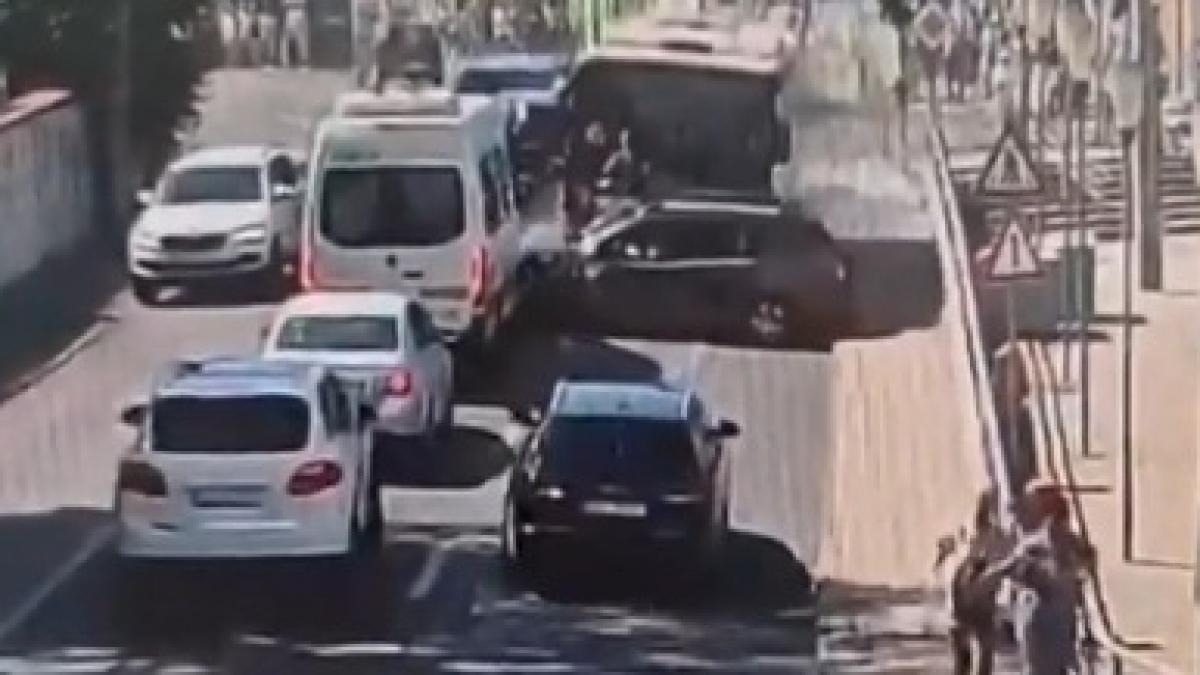 Accident grav în România: un autobuz a lovit 12 mașini. Șoferul era beat