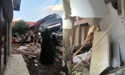 Un TIR înmatriculat în Republica Moldova a intrat în două gospodării din România. Șoferul a ajuns la spital