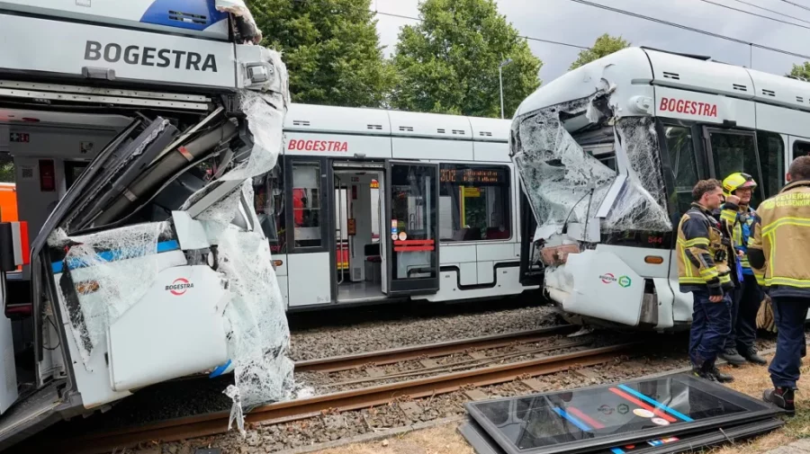Coliziune între două tramvaie în Germania: 25 de răniți, zece în stare gravă