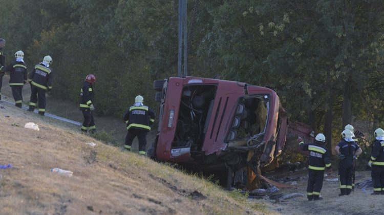Tragedie în Ungaria: 12 oameni au murit după ce un autocar s-a răsturnat pe autostradă