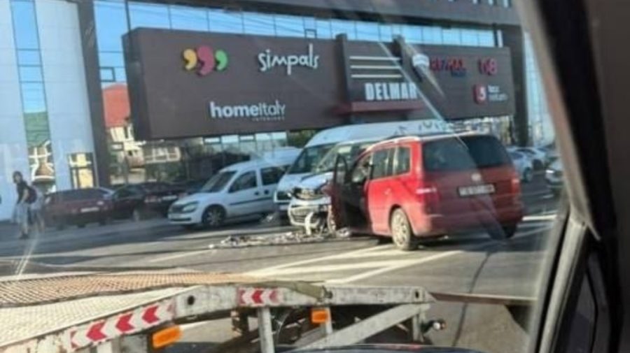 Accident grav în Chișinău. Un Volkswagen a ajuns pe contrasens și s-a ciocnit cu un Opel: Sunt răniți