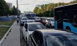 FOTO Accident rutier pe strada Teilor! Circulația troleibuzelor din zonă este afectată