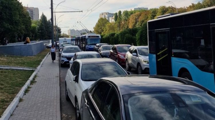 FOTO Accident rutier pe strada Teilor! Circulația troleibuzelor din zonă este afectată