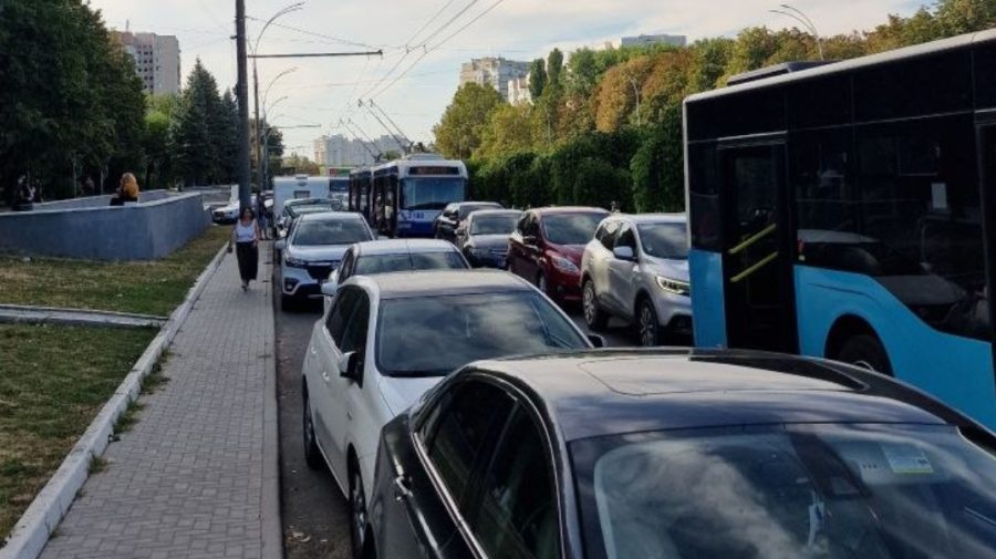 FOTO Accident rutier pe strada Teilor! Circulația troleibuzelor din zonă este afectată