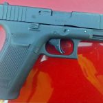 Pistol, bile metalice și tuburi cu gaz, ascunse într-un bagaj. Un moldovean, oprit la frontiera română