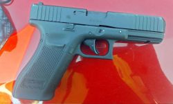 Pistol, bile metalice și tuburi cu gaz, ascunse într-un bagaj. Un moldovean, oprit la frontiera română