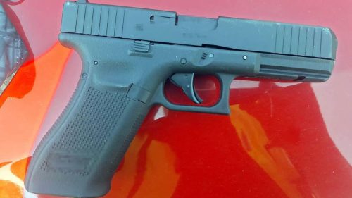 Pistol, bile metalice și tuburi cu gaz, ascunse într-un bagaj. Un moldovean, oprit la frontiera română
