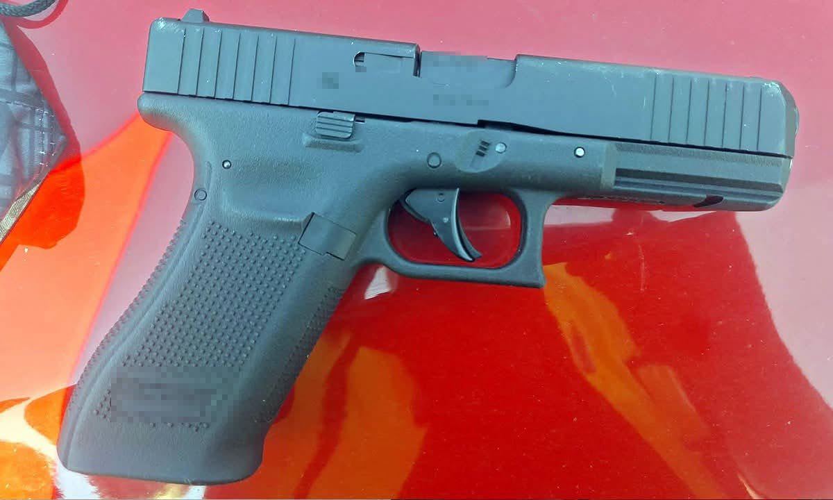 Pistol, bile metalice și tuburi cu gaz, ascunse într-un bagaj. Un moldovean, oprit la frontiera română