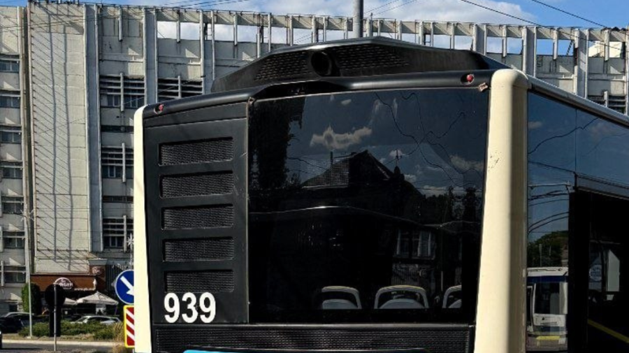 Scene șocante la Buiucani: Un tânăr, preluat de ambulanță, după ce a deteriorat ușa unui autobuz