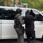 VIDEO Femei vulnerabile, ademenite cu locuințe și exploatate sexual: Doi concubini, reținuți