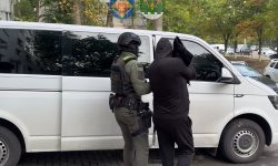 VIDEO Femei vulnerabile, ademenite cu locuințe și exploatate sexual: Doi concubini, reținuți